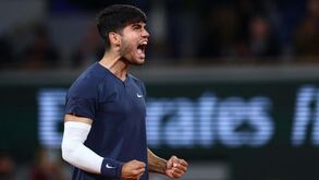 Alcaraz bate Korda rumo aos 'oitavos' de Roland Garros