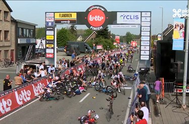 Caos na Bélgica: prova de ciclismo acaba com assustadora queda coletiva