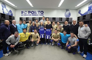 Equipa de hóquei em patins do FC Porto oferece camisola autografada a Pinto da Costa