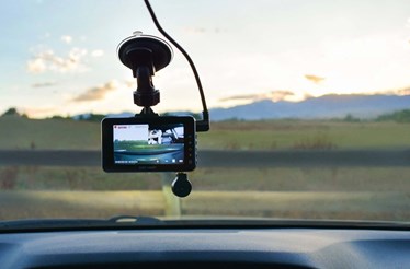 Uma câmara para o seu carro para gravar em viagens e momentos especiais e divertidos