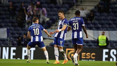 FC Porto tenta tudo em busca da reviravolta: jogo está frenético