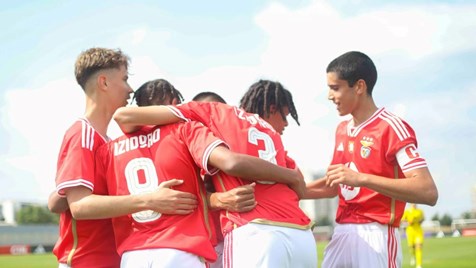 Jogo do Benfica acabou com invasão de campo - Vídeos - Jornal Record