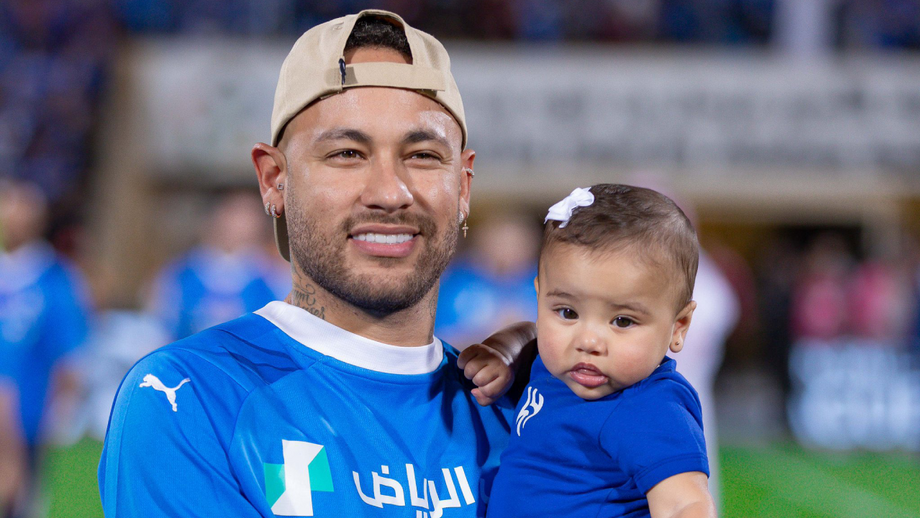 Avançado brasileiro, que continua a recuperar de lesão, festejou com os companheiros a conquista do título saudita