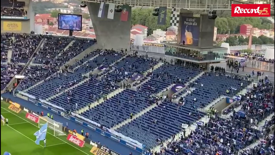 Alguns elementos da claque portista ainda estão fora do recinto azul e branco