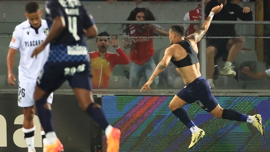 Rony Lopes foi o herói do dérbi e até tirou a camisola