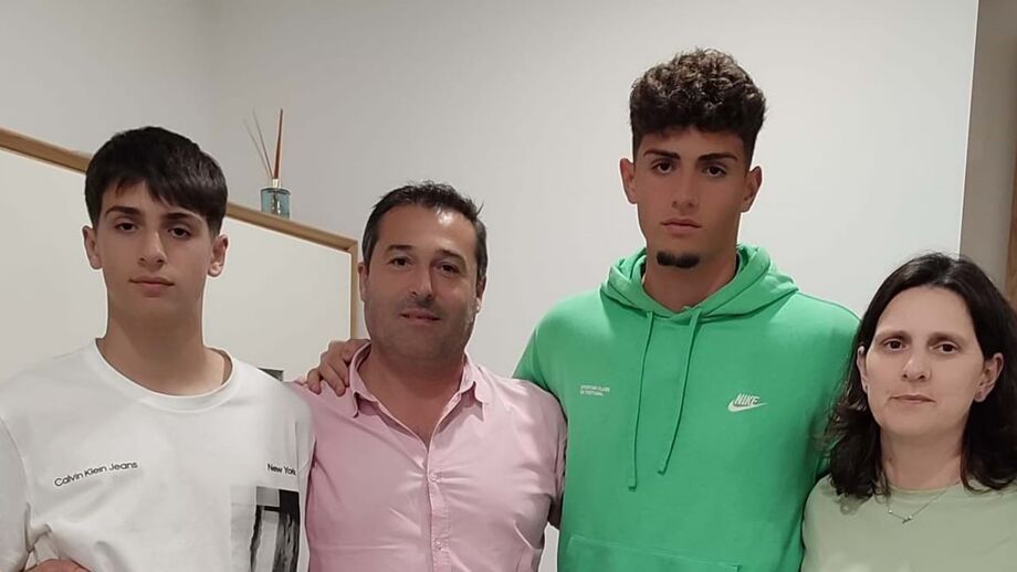 Diogo ao lado do irmão Gonçalo e dos pais Carlos e Sofia. No final do jogo recebeu um abraço de Rúben Amorim