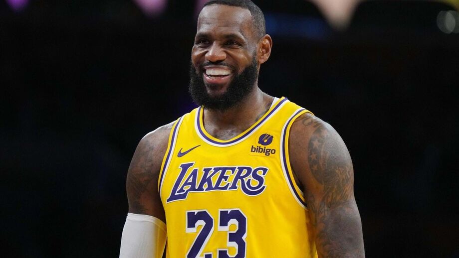 LeBron James feliz em LA