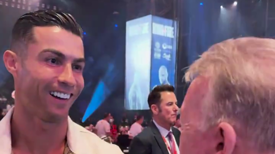 Craque português em conversa com Frank Warren, promotor de eventos e conhecido adepto dos gunners
