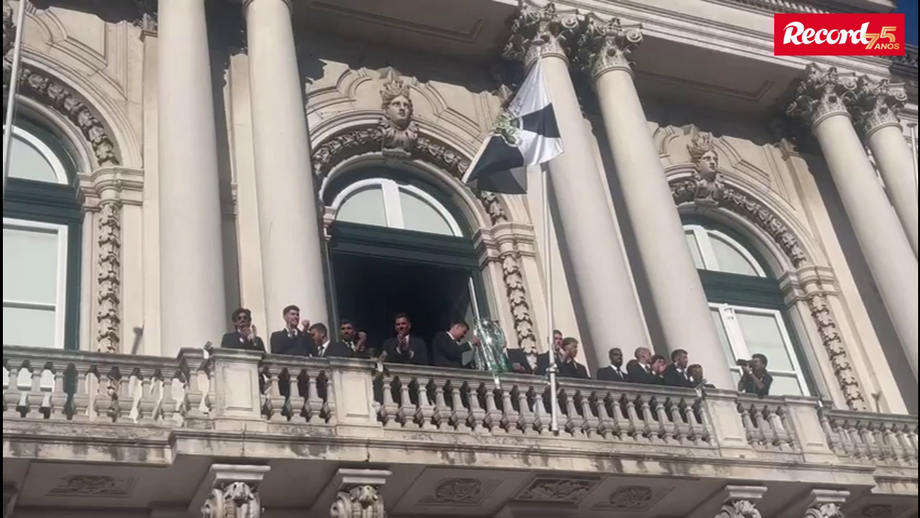 Jogadores festejam com os adeptos