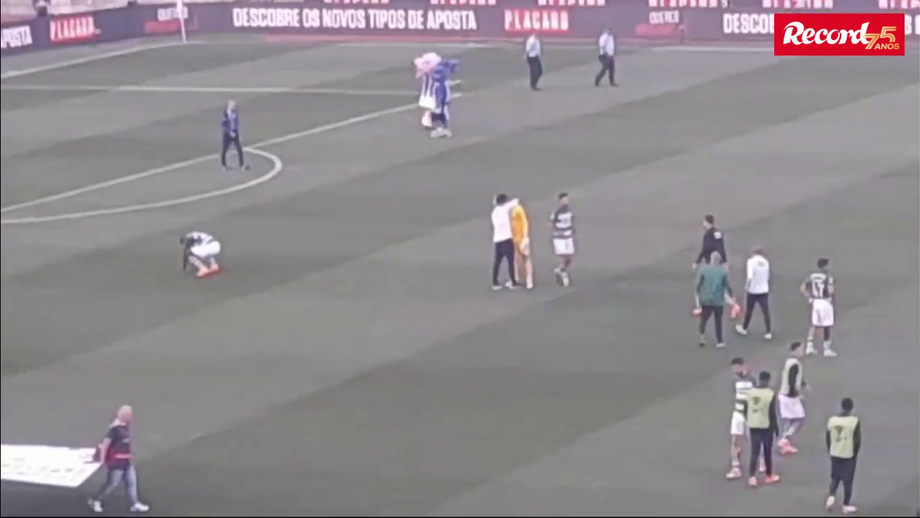 Jovem guarda-redes acarinhado pelos companheiros de equipa