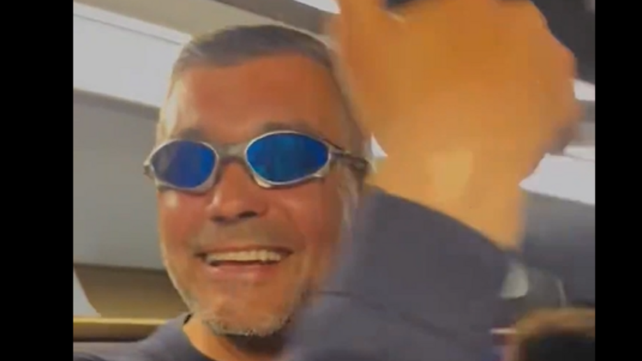 Treinador alinhou na brincadeira dos jogadores