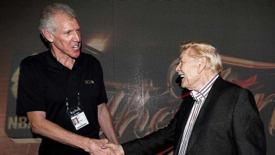 Bill Walton (à esquerda) com Jerry Buss, em 2010