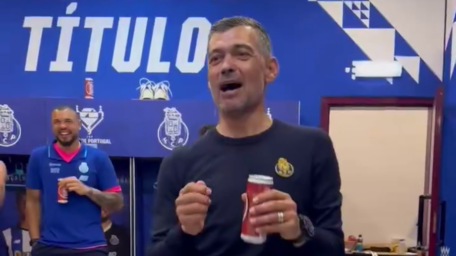 Rainha coroa o rei Sérgio Conceição
