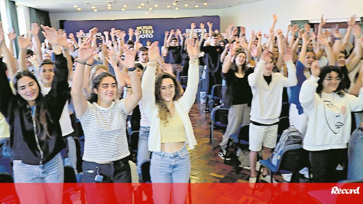 Estudantes preocupados com os desafios impostos aos madeirenses por viverem numa ilha