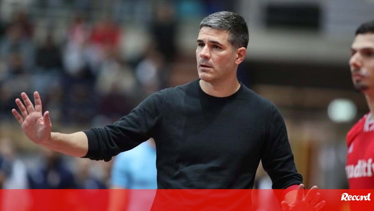 Notícia Record: Mário Silva já não é o treinador do futsal do Benfica