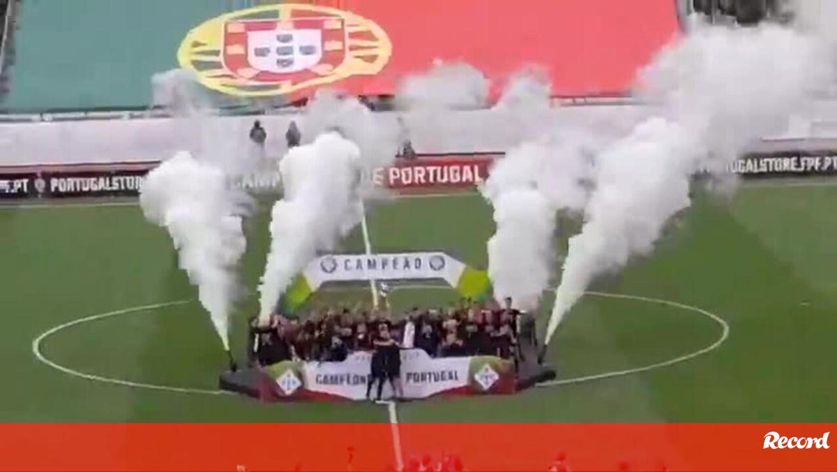 O momento em que o Amarante ergue o troféu do Campeonato de Portugal