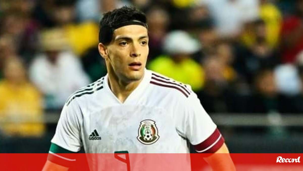 Besiktas e Trabzonspor 'lutam' pelo mexicano Raúl Jiménez