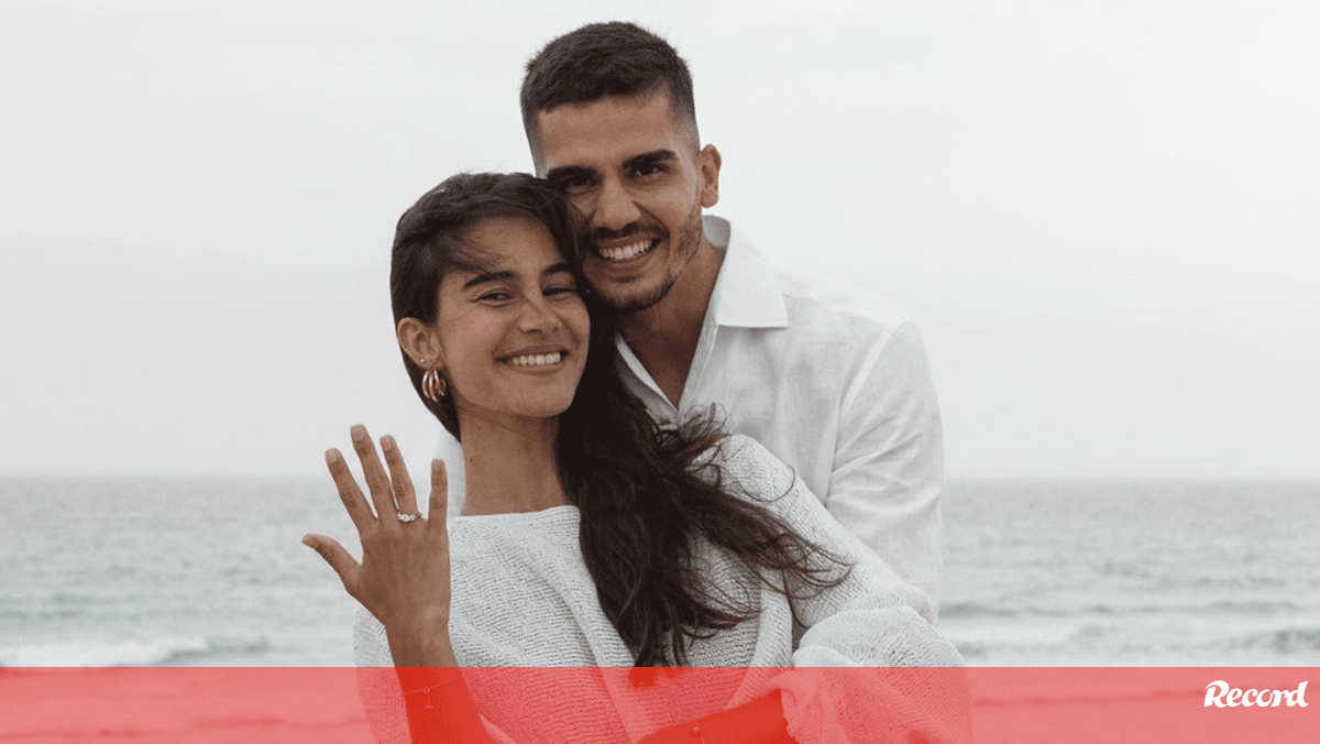 André Silva pede namorada em casamento