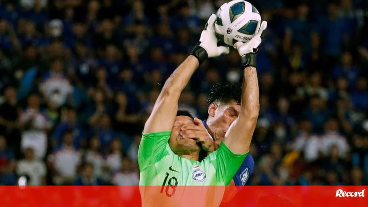 Adeptos chineses enchem conta de guarda-redes da seleção de... Singapura: «Deixem de me transferir dinheiro!»