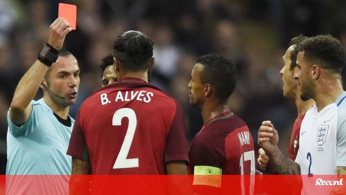 Marco Guida em estreia no jogo de Portugal: o árbitro prodígio que já mostrou vermelho... a Bruno Alves