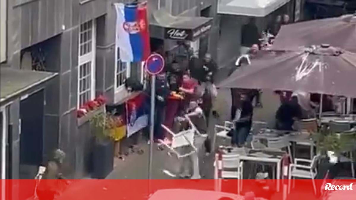 Ingleses, albaneses e sérvios causam o pânico nas ruas de Gelsenkirchen