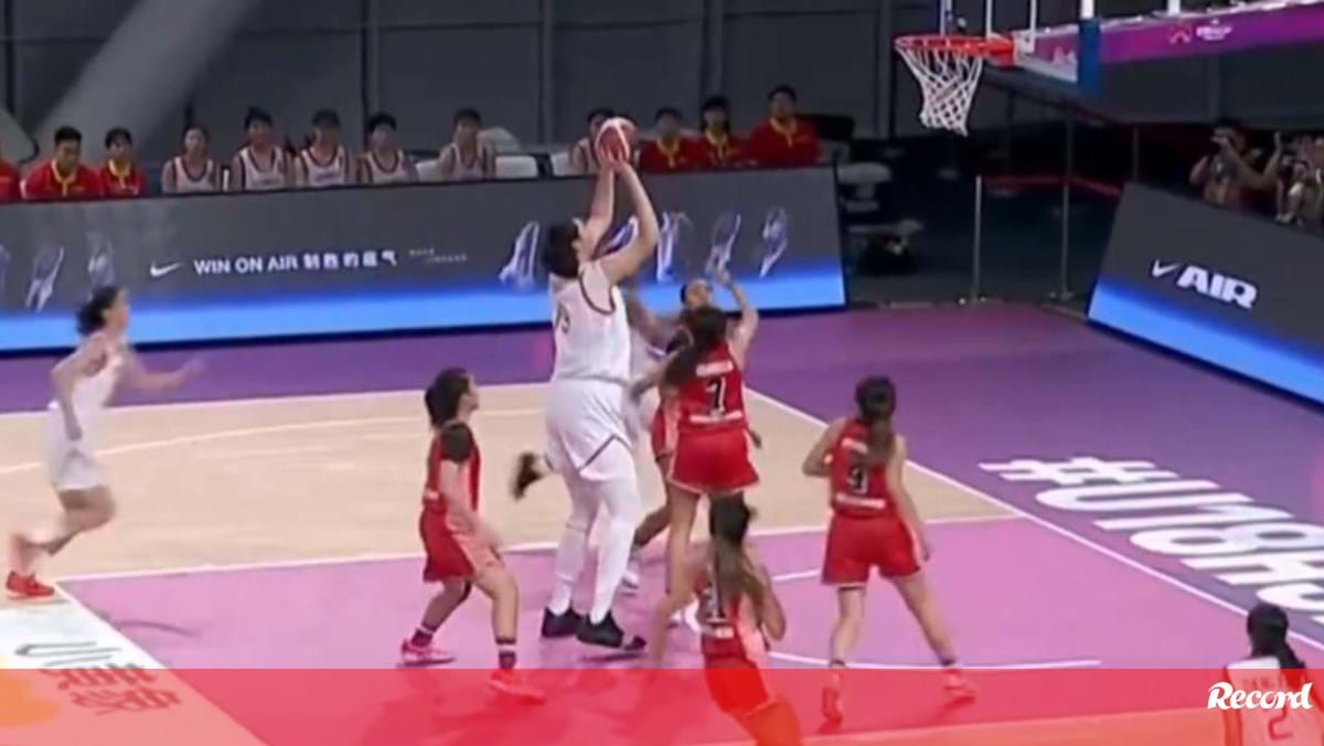 Basquetebolista de 17 anos e 2,20 metros impressiona na China: não tem rivais à altura