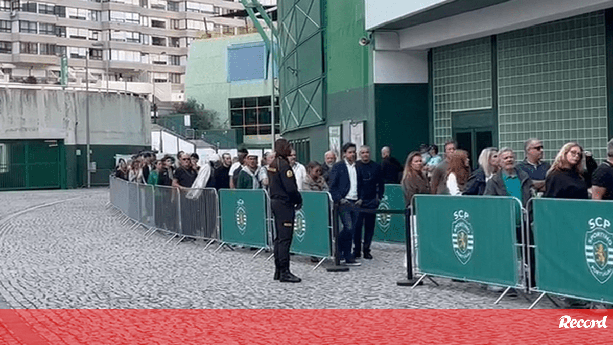 Adeptos fazem fila em Alvalade para se despedirem de Manuel Fernandes