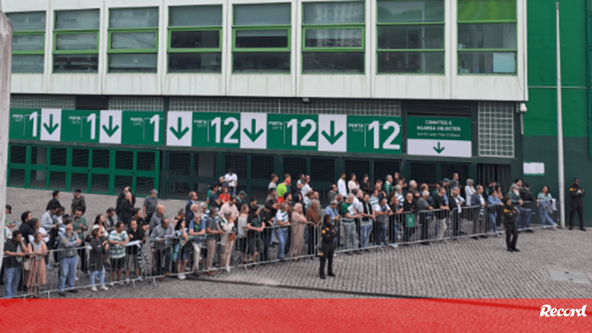 Centenas de adeptos em Alvalade para acompanhar cortejo fúnebre