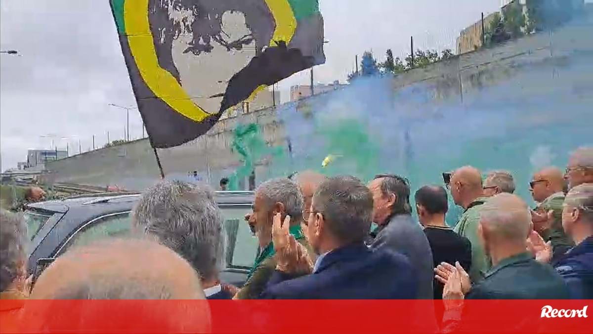 «Por cada leão que cair, outro se levantará»: aplausos e cânticos no cortejo fúnebre de Manuel Fernandes