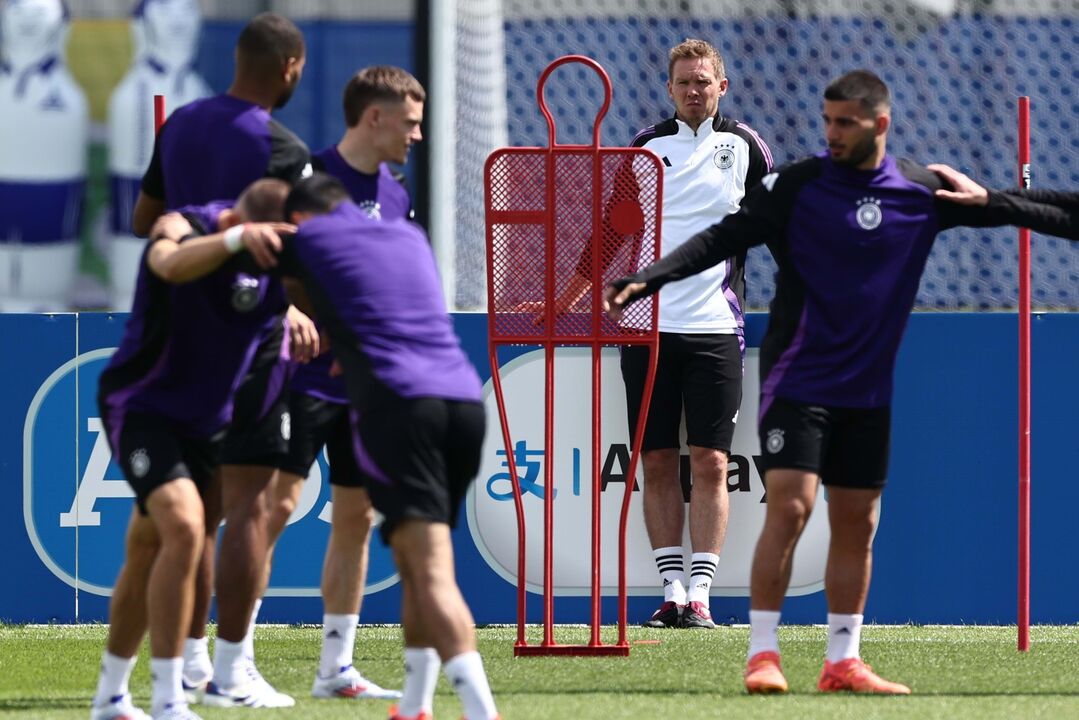 PRESSÃO. Nagelsmann atento no último treino dos alemães