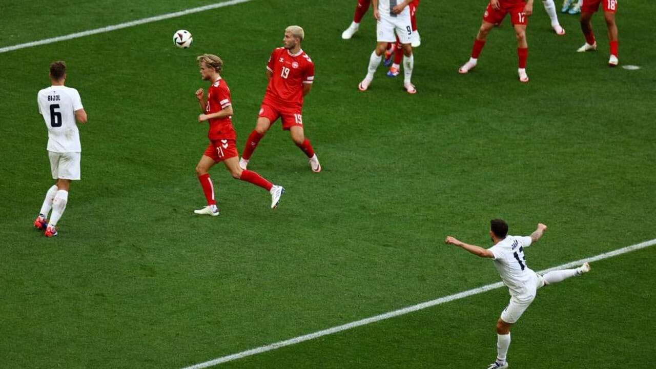 O momento do remate que deu o golo à Eslovénia