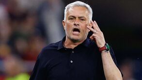 Fenerbahçe informa mercado das negociações com Mourinho