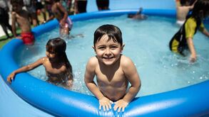 Piscina afastou o calor às crianças