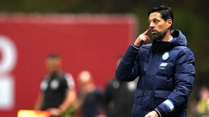 Vítor Bruno à frente de Graham Potter