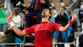 Djokovic supera maratona e está nos 'oitavos' de Roland Garros