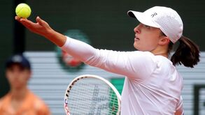 Iga Swiatek 'arrasa' Potapova rumo aos quartos de final de Roland Garros