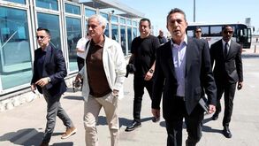 Mourinho recebido por multidão de adeptos do Fenerbahçe em Istambul