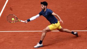 Carlos Alcaraz bate Auger-Aliassime e está nos 'quartos' de Roland Garros