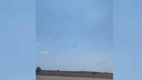O momento em que aeronave se despenha durante demonstração aérea no Airshow de Beja