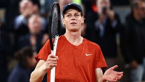 Jannik Sinner apura-se pela segunda vez para os 'quartos' de Roland Garros