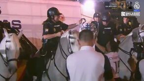 Carvajal viu o pai em serviço durante a festa do Real Madrid e... passou-lhe a Taça para as mãos