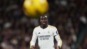 Ferland Mendy de fora nas próximas semanas por lesão muscular na perna esquerda