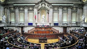 Baixa do IRS do Governo chumbada no Parlamento