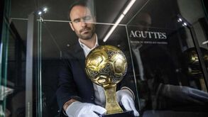 Justiça francesa impede leilão da Bola de Ouro de Maradona do Mundial'1986