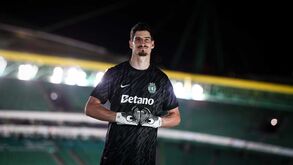 Kovacevic apresentado no Sporting: guarda-redes personalizou luva com leão