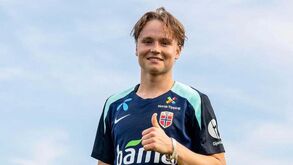 Schjelderup estreia-se pela seleção da Noruega ao substituir Haaland