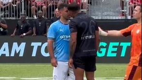 Agüero revolta-se e encosta cabeça a adversário depois de sofrer entrada impetuosa