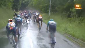 Mais de 30 ciclistas envolvidos em queda assustadora no Critério do Dauphiné: Evenepoel e Roglic afetados