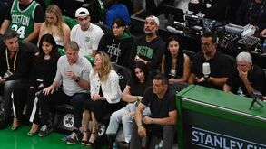 Guardiola foi apoiar os Celtics vestido a rigor e teve lugar de destaque