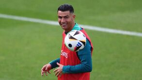 Cristiano Ronaldo foi a grande novidade no treino da Seleção Nacional